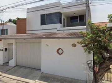 Casa en Venta de 4 habitaciones  · Acogedora Casa en Venta Ubicada en Queretaro