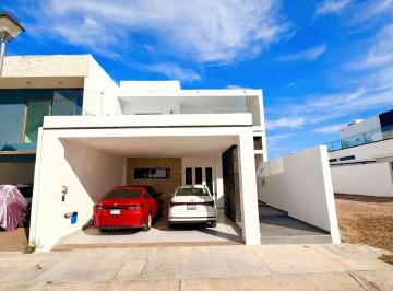 Casa · 300m² · 4 Recámaras · 2 Estacionamientos · Casa en Fraccionamiento Cerritos Resort