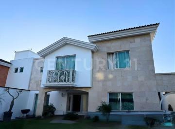 Casa en condominio · 241m² · 4 Recámaras · 2 Estacionamientos · Casa en Venta en Condominio, Jardín Real, Zapopan