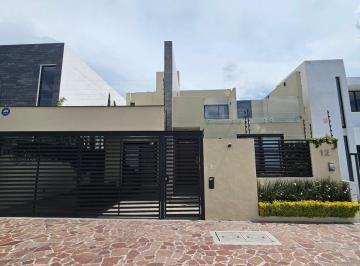Casa · 220m² · 2 Recámaras · 2 Estacionamientos · Casa de Autor en Venta en Corregidora