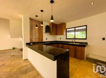 Casa · 204m² · 3 Recámaras · 2 Estacionamientos · Casa en Venta en Conkal, Yucatán.
