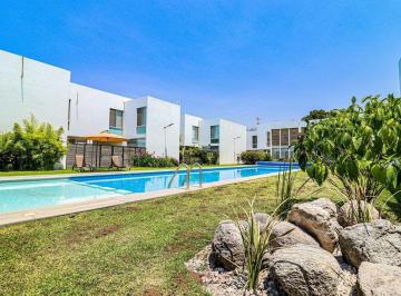 Casa de 3 habitaciones, Xochitepec · Casa con Amplios Espacios y Jardín en Residencial Ceiba con Alberca y Seguridad!, Sur de Cuernavaca