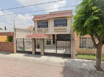 Casa de 3 habitaciones, Querétaro · Casa en Santiago Quretaro, con 3 Recamaras, Patio, Cerca de Deportivos y Parque.