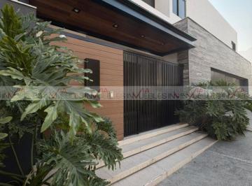 Casa · 980m² · 4 Recámaras · 6 Estacionamientos · Casa en Venta en San Pedro Garza García