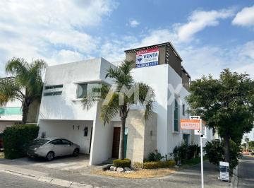 Casa · 284m² · 4 Recámaras · 2 Estacionamientos · Casa en Venta en Lomas de Angelópolis - (4)