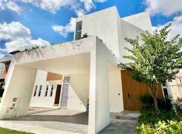 Casa · 346m² · 3 Recámaras · 2 Estacionamientos · Casa en Vía Cumbres Cancún