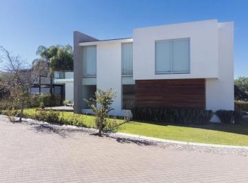 Casa · 560m² · 4 Recámaras · 6 Estacionamientos · Casa en El Campanario, Querétaro