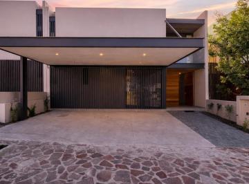 Casa · 280m² · 3 Recámaras · 3 Estacionamientos · Casa en Venta en Altozano El Nuevo Querétaro, Querétaro