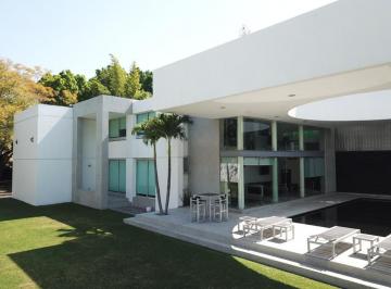 Casa · 940m² · 4 Recámaras · 4 Estacionamientos · Casa en Venta en Col. San Jeronimo, Cuernavaca