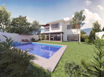 Casa · 353m² · 3 Recámaras · 3 Estacionamientos · Preciosa Residencia en Venta en Paraíso Country Club, Morelos