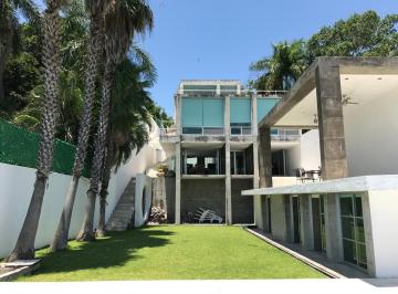 Casa · 620m² · 3 Recámaras · 2 Estacionamientos · Casa a Orillas de Laguna Tequesquitengo