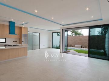 Casa · 450m² · 4 Recámaras · 4 Estacionamientos · Casa en Venta en Cancún en Residencial