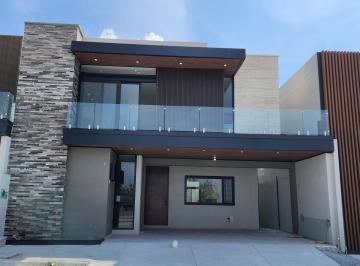 Casa · 296m² · 4 Recámaras · 2 Estacionamientos · Casa en Venta en Villas La Joya Saltillo Al Norte