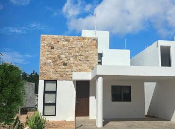 Casa · 126m² · 2 Recámaras · 2 Estacionamientos · Casa en Venta con Alberca Cerca de La Playa en Mérida