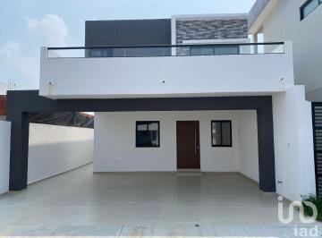 Casa · 179m² · 3 Recámaras · 2 Estacionamientos · ¡Tu Nuevo Hogar con Alberca! Casa en Venta 179 m² en Lomas de La Rioja II, Alvarado, Veracruz