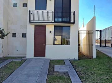 Casa · 98m² · 2 Recámaras · 2 Estacionamientos · Casa en Venta, en Zona Centro Sur, Queretaro