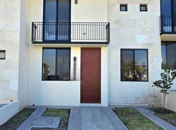Casa · 132m² · 3 Recámaras · 2 Estacionamientos · Casa en Venta, en Zona Centro Sur, Queretaro