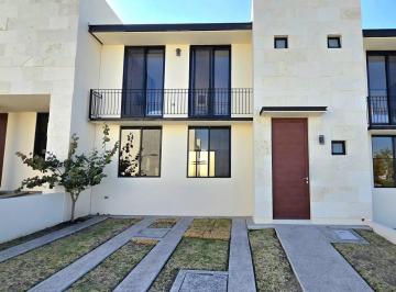 Casa · 142m² · 3 Recámaras · 2 Estacionamientos · Casa en Venta, en Zona Centro Sur, Queretaro