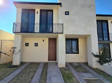 Casa · 156m² · 3 Recámaras · 2 Estacionamientos · Casa en Venta, en Zona Centro Sur, Queretaro