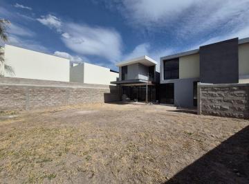 Casa · 295m² · 3 Recámaras · 3 Estacionamientos · Casa en Venta en Alquerías de Pozos