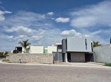 Casa · 295m² · 3 Recámaras · 3 Estacionamientos · Casa en Venta en Alquerías de Pozos