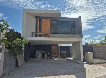 Casa · 285m² · 3 Recámaras · 3 Estacionamientos · Casa en Venta en Alquerías de Pozos
