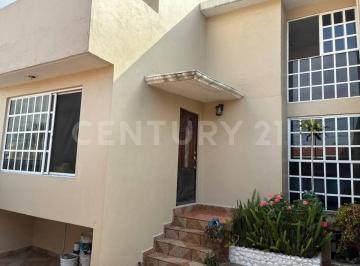 Casa · 182m² · 4 Recámaras · 2 Estacionamientos · Casa Frente Al Tec | 4 Recámaras | Ideal Para Inversión o Vivir