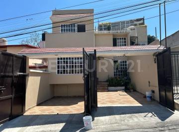 Casa · 182m² · 4 Recámaras · 2 Estacionamientos · Casa Frente Al Tec | 4 Recámaras | Ideal Para Inversión o Vivir