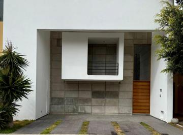 Casa · 376m² · 3 Recámaras · 2 Estacionamientos · Casa en Venta en Privada Miravalle