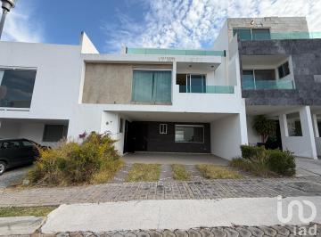 Casa · 269m² · 5 Recámaras · 2 Estacionamientos · Casa en Venta de Oportunidad Lomas de Angelopolis II Danf