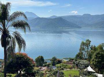 Casa en condominio · 250m² · 3 Recámaras · 1 Estacionamiento · Casa en Condominio El Escondrijo La Peña, Valle de Bravo con Estupenda Vista y con Acceso Al Lago