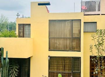 Casa de 6 habitaciones, Naucalpan de Juárez · Terreno con Dos Casas Para Remodelar en Satélite a Dos Cuadras de La Zona Azul.