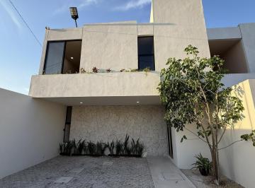 Casa · 210m² · 3 Recámaras · 2 Estacionamientos · Casa Moderna en Venta de 3 Recámaras Real Montejo