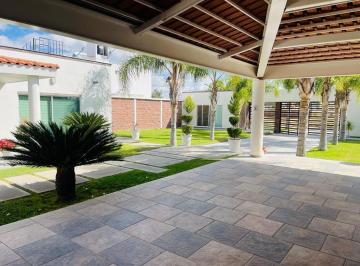 Casa · 300m² · 2 Recámaras · 6 Estacionamientos · Casa en Venta Fracc. Santuario Santa Rita