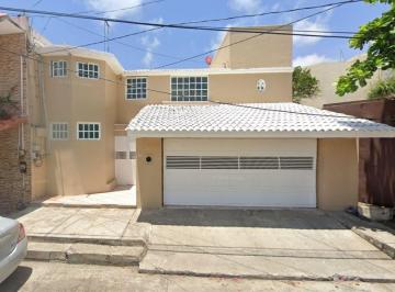 Casa de 3 habitaciones, Boca del Río · Amplio Inmueble en Jardines de Mocambo
