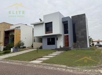 Casa · 299m² · 5 Estacionamientos · Casa en Venta Lagunas de Miralta
