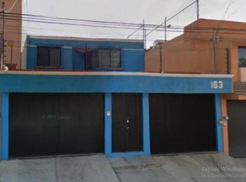 Casa de 4 habitaciones, Morelia · Casa con 250 m² Superficie de Terreno, 4 Recámaras en Venta en Lomas de Vista Bella