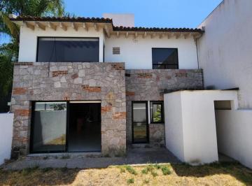 Casa · 215m² · 4 Recámaras · Casa Estilo Campestre en Juriquilla, Qro.