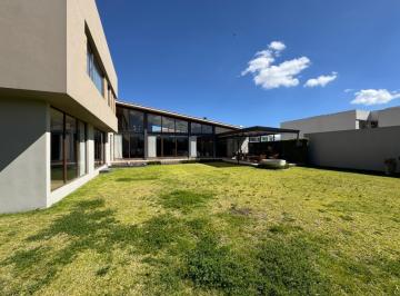 Casa · 668m² · 3 Recámaras · 4 Estacionamientos · Casa en Venta/renta en Rancho El Mesón