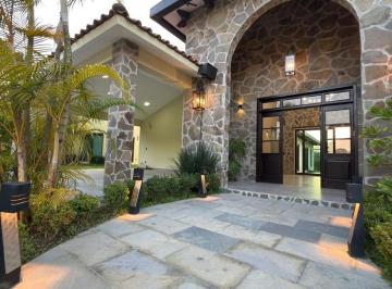 Casa · 386m² · 1 Estacionamiento · Casa en Venta – Zona Exclusiva Los Olivos, Xicotepec de Juárez, Puebla