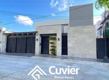 Casa · 460m² · 3 Recámaras · 2 Estacionamientos · Casa en Flamboyanes
