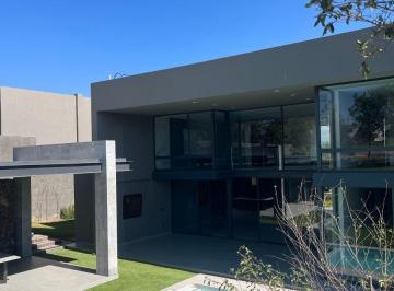 Casa de 4 habitaciones, León · Casa con Alberca en Venta en El Bosque Country Club con Vista Al Campo de Golf