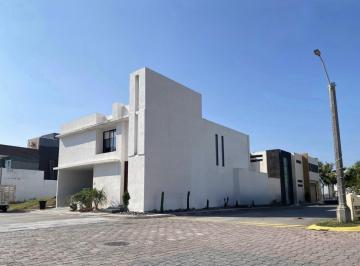 Casa · 289m² · 4 Recámaras · 2 Estacionamientos · Casa con Alberca en Venta en Lomas del Sol