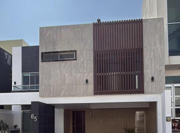 Casa · 228m² · 3 Recámaras · 2 Estacionamientos · Casa en Venta en Lomas del Sol