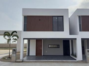Casa de 3 habitaciones, Centro · Casa de 3 Recámaras con Baño Cada Una en Privada