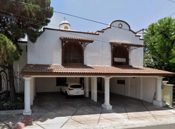 Casa de 5 habitaciones, San Pedro Garza García · Bonita Residencia Amplia en Zona Familiar