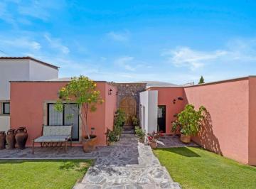 Casa de 6 habitaciones, San Miguel de Allende · Casa en Venta con Alberca y Casita Independiente en Villas de Los Frailes