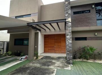 Casa · 556m² · 4 Recámaras · 5 Estacionamientos · Casa en Venta en Lagos del Sol | Alberca, Jardín y Amenidades Premium