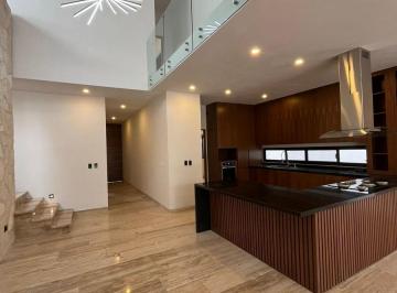 Casa · 356m² · 4 Recámaras · 3 Estacionamientos · Casa en Venta en Lagos del Sol | Alberca, Jardín y Amenidades de Lujo