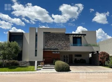 Casa · 586m² · 4 Recámaras · 6 Estacionamientos · Casa Moderna Contemporánea en Venta en El Campanario